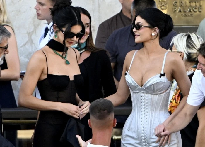 Gái đẹp nhà Kardashian - Jenner "đi cửa sau" đến đám cưới tỷ phú Jeff Bezos, hở bạo kịch liệt để tìm đại gia?