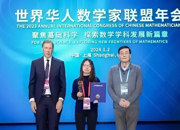 Hai thiên tài toán học cùng xuất hiện trong một khung hình: Vi Thần bất ngờ "phá vỏ", sôi nổi tranh luận trước đám đông