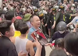 Hàng chục nam nữ 'bay lắc' trong quán karaoke lúc nửa đêm