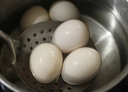 Luộc trứng đừng dại cho ngay vào nồi, nhớ làm điều này trước trứng sẽ không nứt, bóc nhẹ là vỏ bong ra