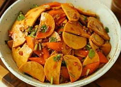 Món ăn đỏ chót nhưng không hề cay mà vị chua mặn ngọt hoàn hảo, cực đưa cơm làm chỉ 10 phút là xong