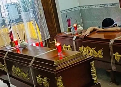 Thắt lòng cảnh người cha ôm quan tài của hai con trai đuối nước