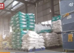 Trung Quốc: Đột kích nhà máy trong đêm, phanh phui công ty sản xuất gạo giả bán 1.000 tấn mỗi năm, tịch thu 15.750kg gạo chất thành đống