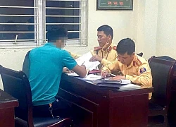 Xử lý tài xế chở 6 trẻ em trên thùng xe bán tải ở đại lộ Thăng Long