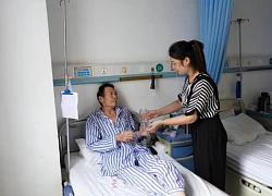 Bố chồng có cuốn sổ ghi đầy bí mật, khi ông bệnh, tôi đi gõ cửa từng nhà trong danh sách nhưng câu trả lời của họ khiến tôi lạnh buốt tim