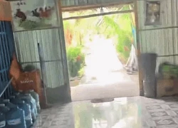 Căn nhà ở Cà Mau có con đường đâm xuyên, ngày đêm phải mở cửa cho xe máy chạy qua