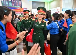 Cảnh tượng đặc biệt tại ga Hà Nội chiều tháng Sáu: Người dân xếp hàng dài chào đón các chiến sĩ chuẩn bị thực hiện nhiệm vụ A80