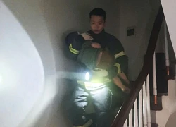 Cháy nhà ống trong đêm ở Hà Nội, 7 người mắc kẹt