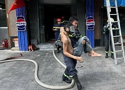 Cháy quán lẩu gà ở TPHCM, cảnh sát bế nạn nhân bị kẹt thoát ra ngoài
