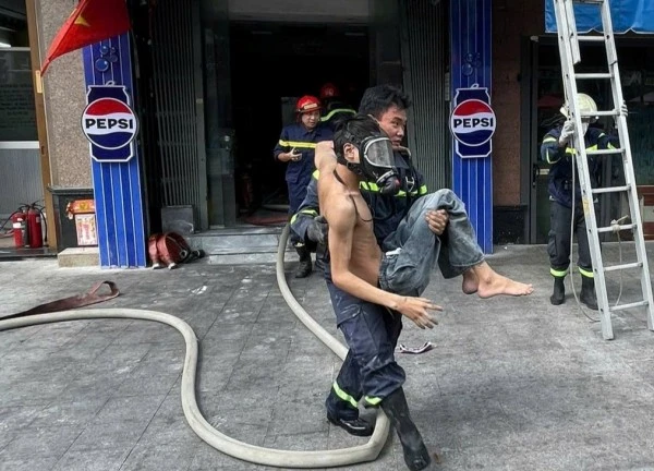 Cháy quán lẩu gà ở TPHCM, cảnh sát bế nạn nhân bị kẹt thoát ra ngoài