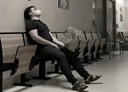 Chuyện đau lòng về bức ảnh người đàn ông "chết lặng" ở hành lang viện