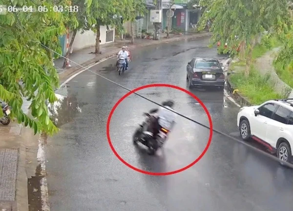Clip nam sinh viên phóng xe máy với tốc độ 'chóng mặt' tông sập tường, tử vong tại chỗ