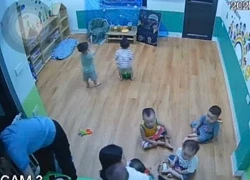 Cô giáo vừa bày hoa quả ra để dạy học thì 2 búp măng non liền xuất hiện và ngay 1 việc khiến các cô vừa hoảng vừa buồn cười