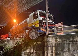 Hai ô tô tông nhau đến móp méo, 1 xe treo lơ lửng trên lan can