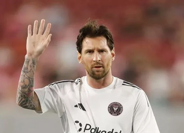 Lionel Messi bị khán giả quay lưng?