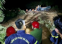Lũ dữ đổ về, 4 người mắc kẹt giữa suối trong đêm