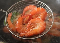 Luộc tôm mãi giờ mới biết, muốn tôm lên màu đỏ đẹp lại không tanh thì phải thêm những thứ rẻ tiền này!
