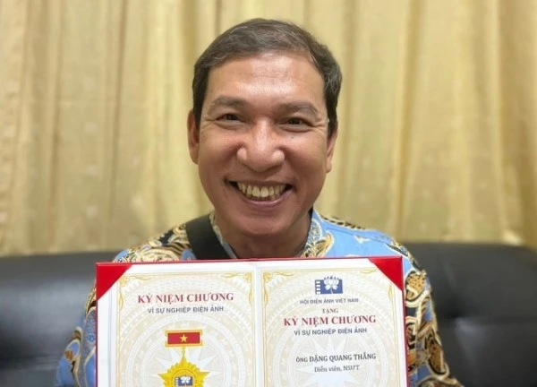 NSƯT Quang Thắng đón tin vui ở tuổi U60, Hồng Diễm được khen xinh trẻ ở tuổi 43