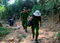 Phát hiện thi thể nam giới đã bắt đầu khô, đen sạm trong rừng