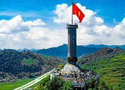 Tạm dừng đón khách tham quan tại Cột cờ Lũng Cú