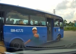 TP.HCM: Xe buýt chặn ngang đường Võ Nguyên Giáp, tài xế chỉ trỏ người đi đường