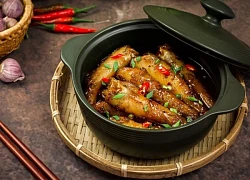 Vì sao cá kho hai lửa ngon hơn nấu một lần?