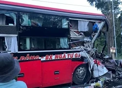 Xe khách tông xe tải đang lùi, phụ xe tử vong, nhiều người bị thương