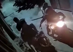 2 thanh niên Hà Nội bị đuổi đến tận cổng, nhóm cướp bất ngờ với vật trong cốp xe nạn nhân