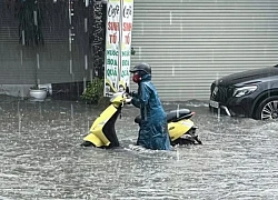 Ảnh: Mưa lớn khiến đường phố Hà Nội ngập sâu ngày cuối tuần, hàng loạt phương tiện chết máy