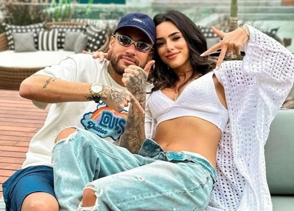 Bạn gái nói đã kết hôn với Neymar