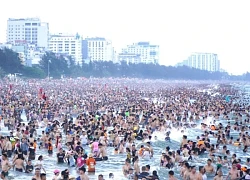 Biển Sầm Sơn đông nghẹt chiều cuối tuần, du khách chen nhau tránh nóng