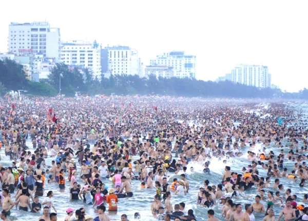 Biển Sầm Sơn đông nghẹt chiều cuối tuần, du khách chen nhau tránh nóng
