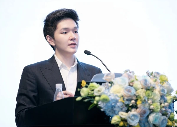 Chân dung CEO tập đoàn dược phẩm: Hóa tỷ phú chỉ sau 1 đêm, gương mặt "hack tuổi" gây sốt