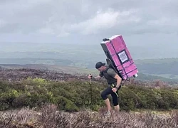 Chồng vác tủ lạnh nặng 36kg vượt quãng đường hơn 100km để tưởng nhớ vợ quá cố