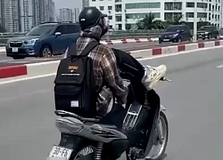 Clip nam thanh niên dùng chân lái xe máy, phóng vun vút trên đường Hà Nội