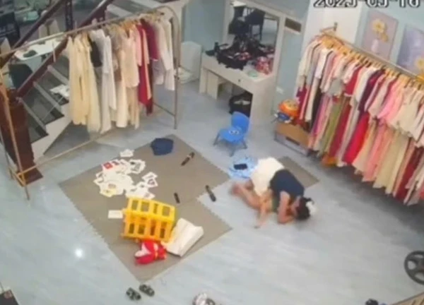 Clip thót tim: Mẹ bỉm đang bế con nhỏ thì bị trượt chân ngã bởi 1 thứ mà hầu như nhà nào cũng có