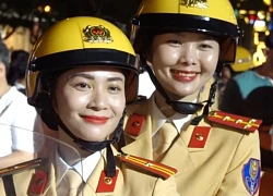 Gặp nữ thiếu tá CSGT xinh đẹp dẫn đầu đoàn mô tô 1800cc, nhiều người vây quanh xin chụp hình