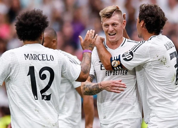 Hành động đẹp của Raul với Kroos khiến fan Real phấn khích