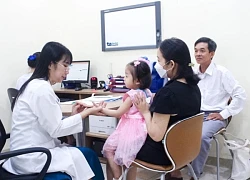 Kỳ tích người mẹ 43 tuổi sinh con trai khỏe mạnh sau 21 năm vô sinh