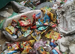 Lạ lùng việc hàng đống bánh kẹo vứt la liệt trên bãi đất trống ở Hà Nội