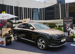 Lái thử VF 7, khách hàng 'chốt' mua tặng xe cho con gái