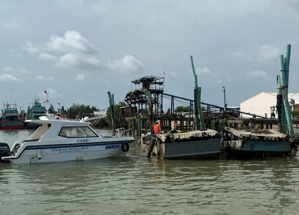 Lợi dụng đêm tối, 9 tàu cát "rút ruột" sông Tiền