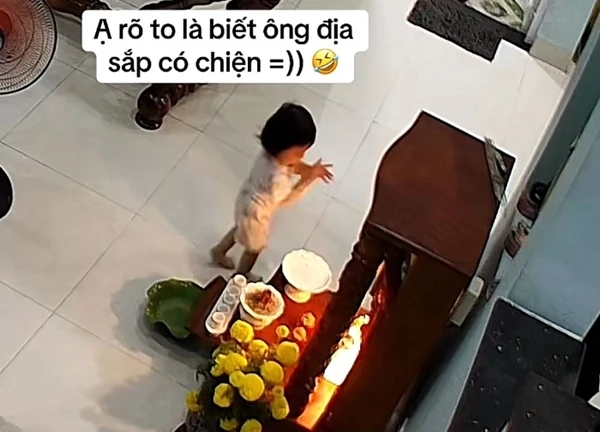 Nghe tiếng con gái "Ạ" một cái rõ to, mẹ bé đoán ngay sắp có chuyện xảy ra với... ông địa