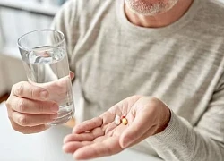 Người cao tuổi có nên uống vitamin tổng hợp?