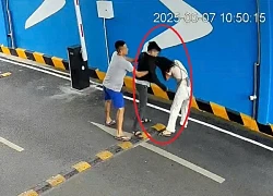 Người phụ nữ bị chồng cũ tìm đến tận chỗ làm túm tóc đánh liên tục vào mặt