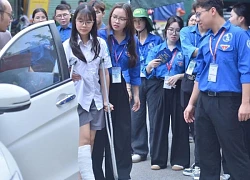 Nữ sinh nén đau chống nạng đi thi, bật khóc vì làm bài không như ý