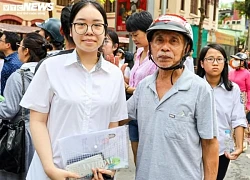 Ông ngoại 71 tuổi chờ ở điểm trường từ 5h để động viên cháu thi vào lớp 10