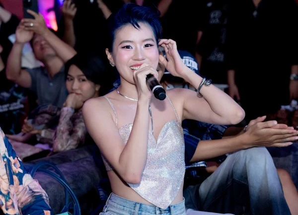 Pháo mặc bốc lửa đến mừng rapper Ricky Star