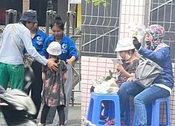Phía sau câu chuyện anh trai dắt theo em gái đi thi gây xúc động