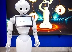 Robot Pepper tích hợp ChatGPT tương tác với công chúng, khiến người xem 'khó xử'